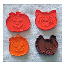 Home » Arrayoftreasures' Booth » 4 HALLMARK COOKIE CUTTERS PUMPKIN