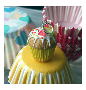 Levy cupcake pendant. Bright and cheerful I enjoyed the customer's composition )