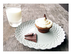 Classic Chocolate Cupcakes With Vanilla Frosting Feasting Freds