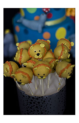 lion cake pops