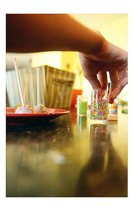 150222 cake pops decorating