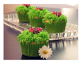 Vanilla Cupcakes With Grass Shaped Frosting. Grastüllen Dekorieren