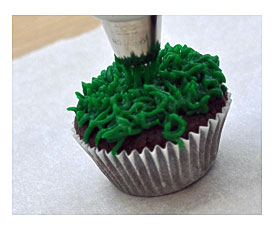 To Make The Grass, Use A Tip #233 And Green Icing To Make The Grass