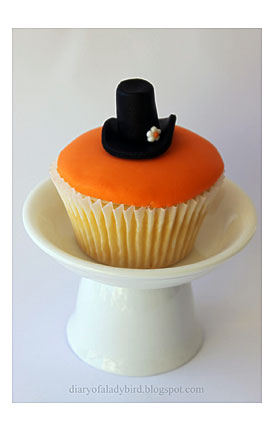 Single Cupcake Stand. PORCELAIN CUPCAKE MINI TREAT PEDESTAL STANDS