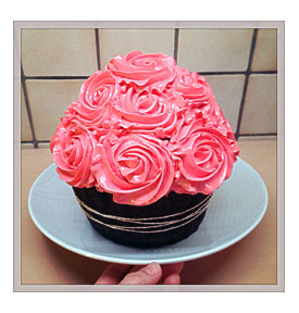 Cupcake Gigante De Chocolate Bien Acompañado De Otros Cupcakes De Un