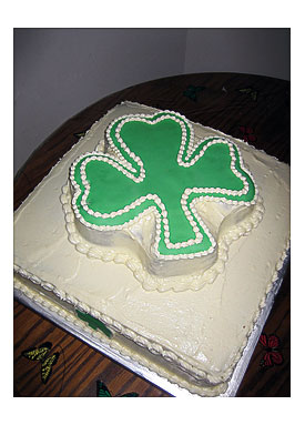 Shamrock inchValued Occasion inch Cake (top view)